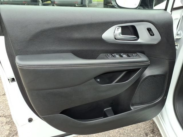 2024 Chrysler Pacifica Hybrid S Appearance Pkg